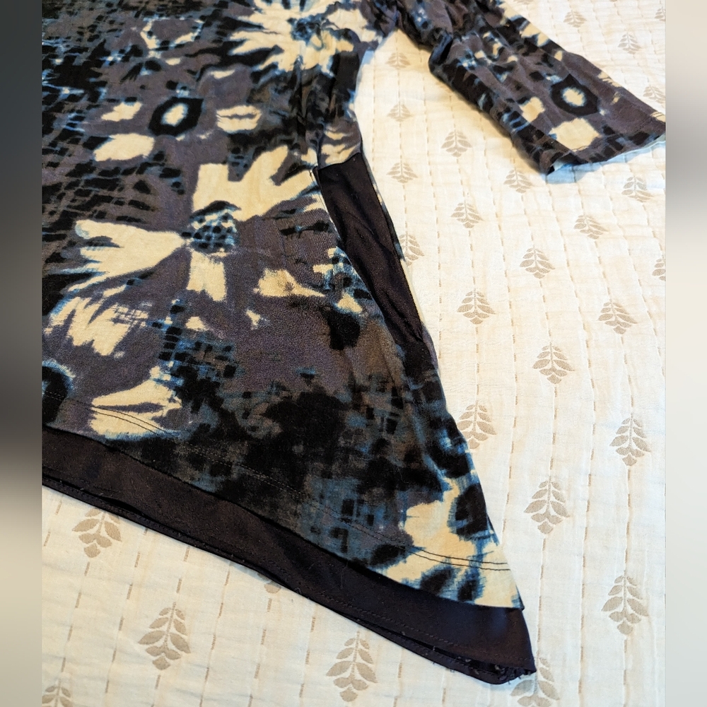 Logo asymmetrical tunic top abstract floral pocket - Picture 6 of 9